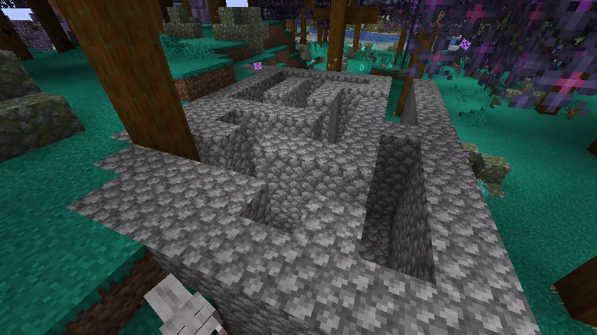 丸石でできた基礎の上に丸石で組まれた迷路状の構造がある様子